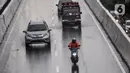 Pengendara sepeda motor menerobos Jalan Layang Non Tol (JLNT) Casablanca saat hujan, Jakarta, Minggu (20/12/2020). Aksi nekat pengendara sepeda motor tersebut dapat mengancam keselamatan diri serta pengguna jalan lain. (merdeka.com/Iqbal S. Nugroho)