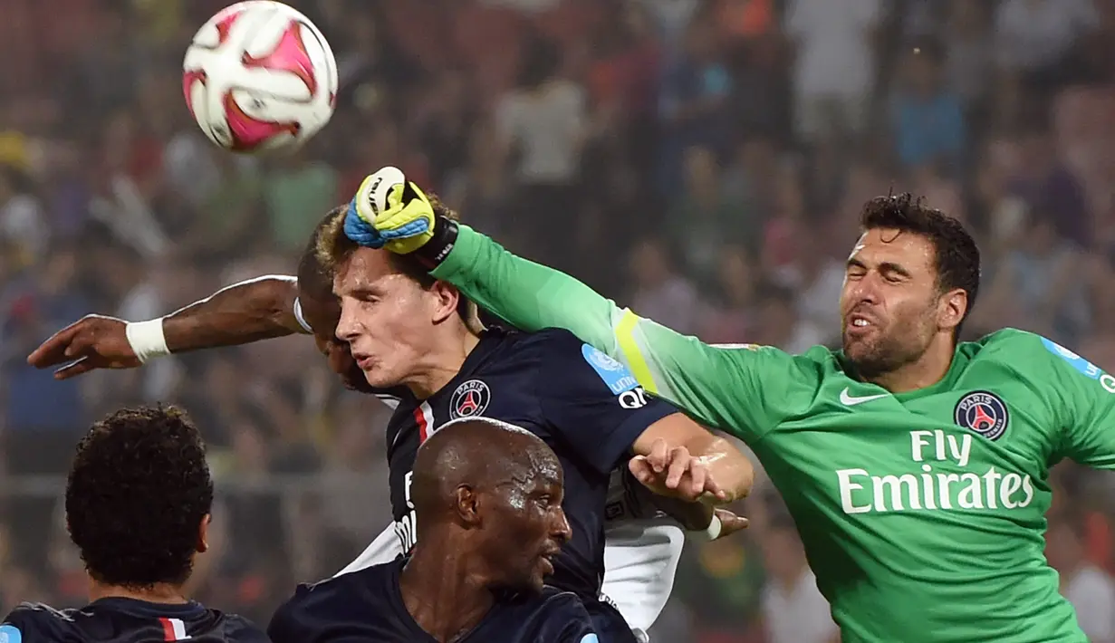 Salvatore Sirigu. Kiper yang kini berusia 34 tahun dan memperkuat Torino ini sempat berseragam PSG selama 5 musim mulai 2011/2012. Total ia tampil dalam 190 laga dengan torehan 84 kali clean sheet dan kebobolan 149 gol. (Foto: AFP/Greg Baker)