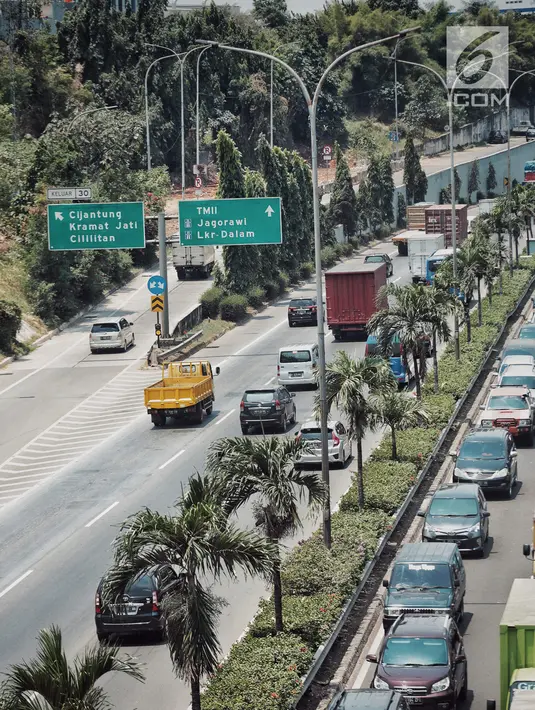 Kendaraan melintasi ruas Tol Jakarta Outer Ring Road (JORR), di Jakarta, Senin (17/9). Integrasi transaksi tol merupakan tahapan menuju transaksi tol menerus atau multilane free flow (MLFF) yang akan diberlakukan pada 2019. (Liputan6.com/Faizal Fanani)