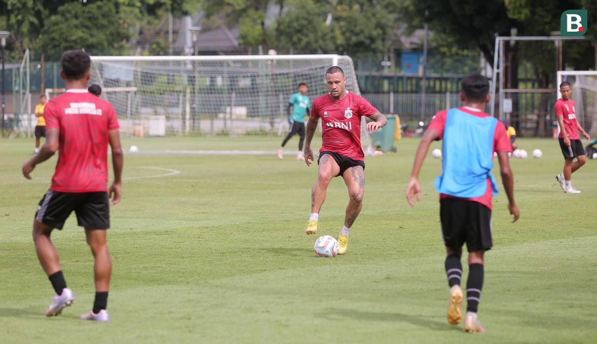 Pemain Bhayangkara FC, Radja Nainggolan, mengontrol bola saat sesi latihan di Lapangan B Senayan, Jakarta, Jumat (12/1/2023). (Bola.com/M Iqbal Ichsan)