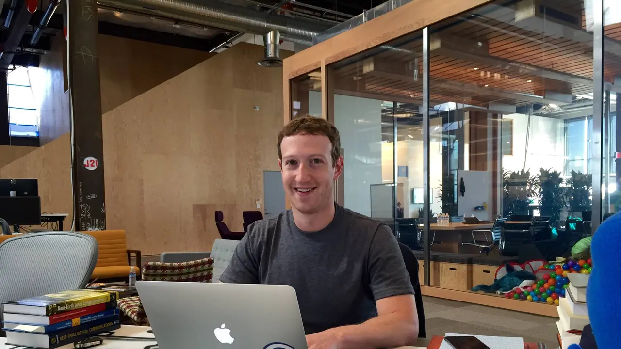 Mark Zuckerberg Ajak Pengguna Facebook Melihat Markas Besarnya