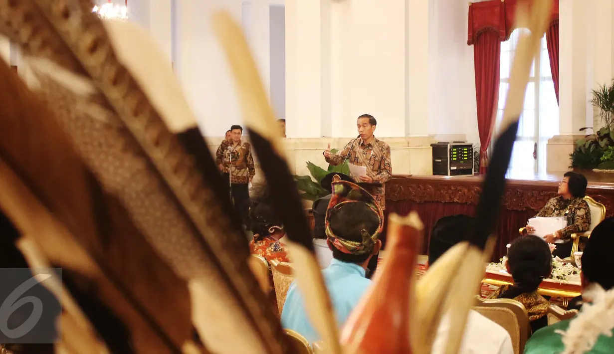 Presiden Joko Widodo saat menerima Aliansi Masyarakat Adat Nusatara di Istana Negara, Jakarta, Rabu (22/3). Dalam pertemuan tersebut dibahas persoalan tanah adat. (Liputan6.com/Angga Yuniar)
