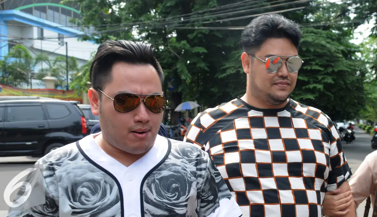 Desainer Ivan Gunawan bersama Nassar tiba di Polsek Kelapa Gading untuk menjenguk Saipul Jamil, Jakarta, Selasa (23/2). Kesibukan yang padat, membuat ketiganya baru memiliki waktu menjenguk duda Dewi Perssik. (Liputan6.com/Herman Zakharia)