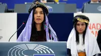 Nadia Murad Basee Taha menyampaikan pidatonya saat menerima penghargaan Sakharov Prize 2016 dari Parlemen Eropa di Strasbourg, Prancis, Selasa (13/12). Penghargaan ini merupakan simbol kebebasan berpikir dan berekspresi. (REUTERS/Vincent Kessler)