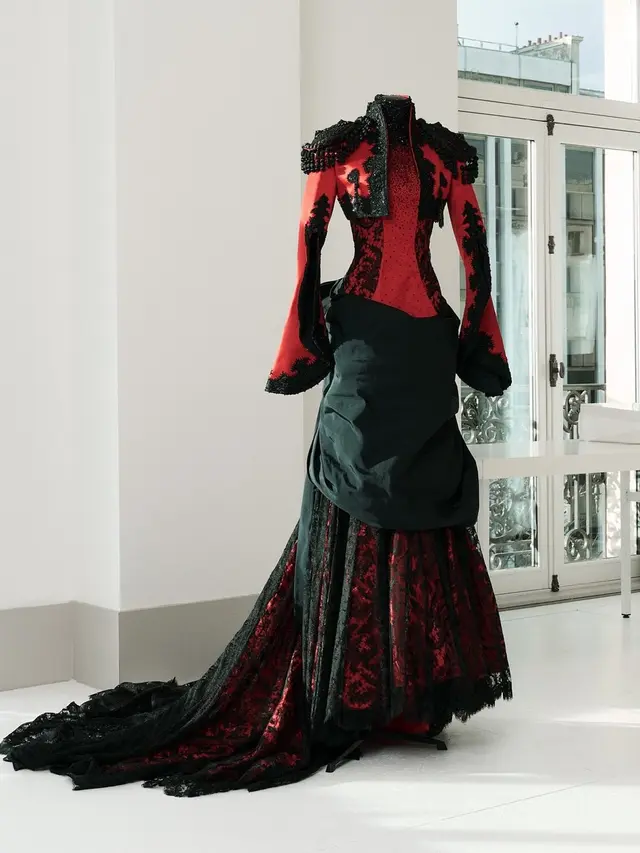 Bak Funeral Parade Penuh Drama, Lady Gaga Tutup Era Mayhem dengan Gaun Arsip Givenchy yang Kontroversial