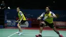 Ganda campuran Indonesia, Tontowi Ahmad / Winny Kandow, saat melawan Chan Peng Soon / Goh Liu Ying, pada Indonesia Open 2019 di Istora Senayan, Jumat (19/7). Tontowi / Winny kalah 11-21, 21-14 dan 14-21. (Bola.com/Yoppy Renato)