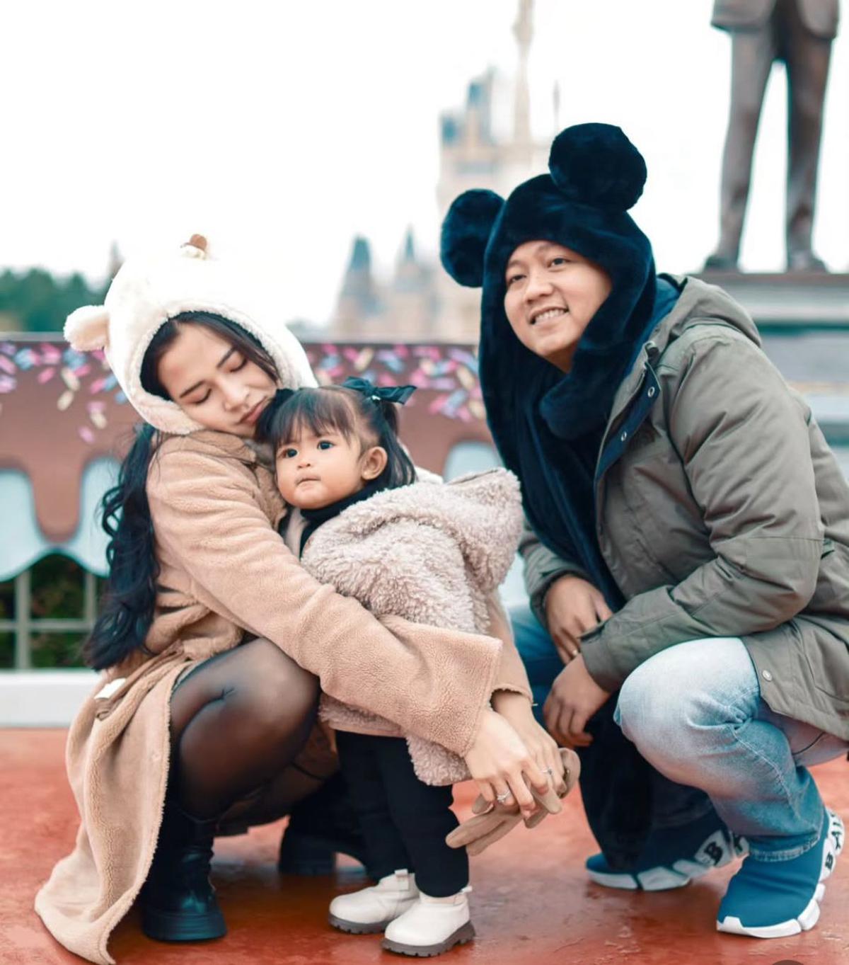 Denny Caknan dan Bella Bonita Habiskan Waktu di Disneyland Jepang, Momen Dek Cunda Bikin Gemas