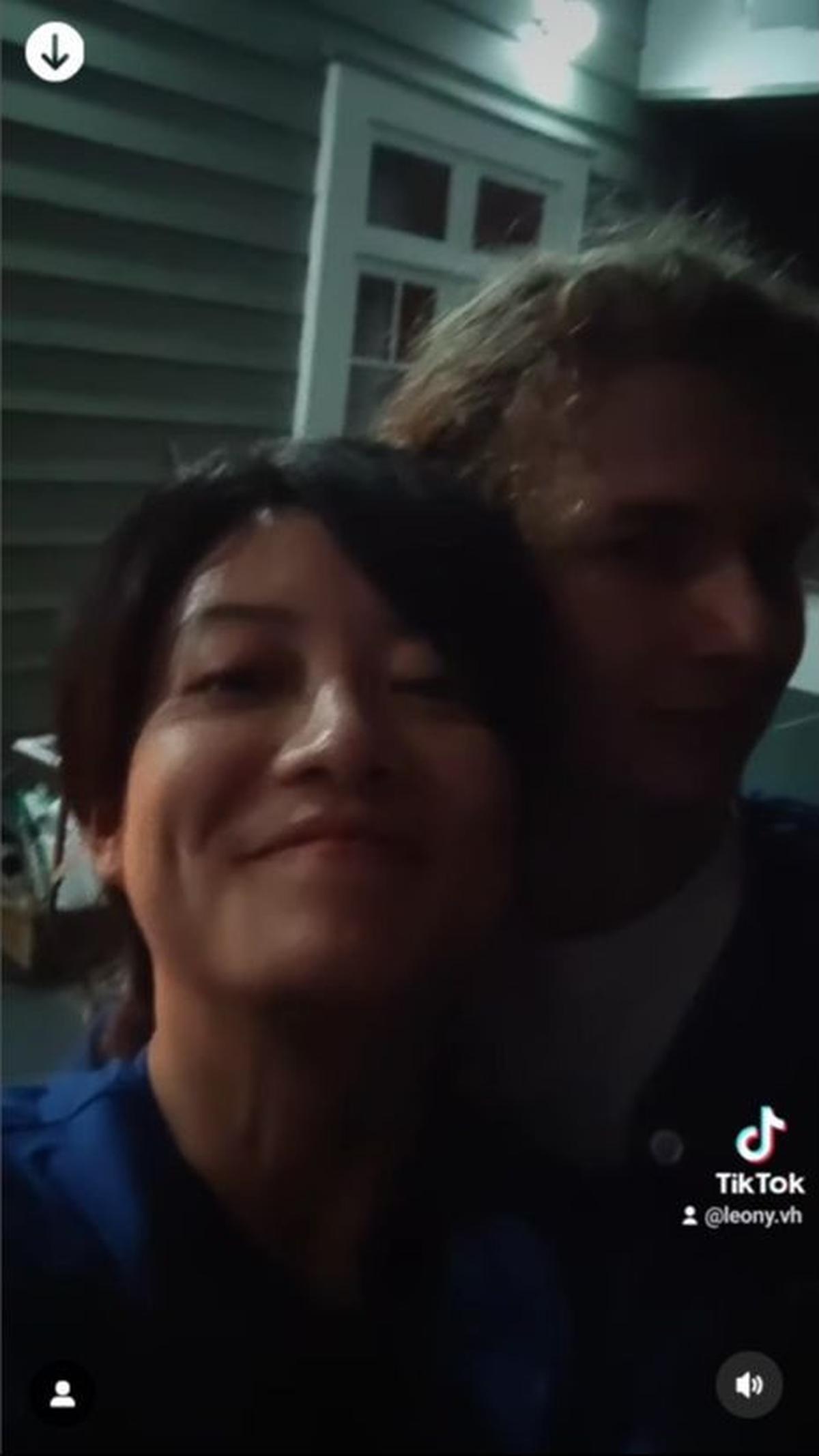 Kemesraan yang tak pernah terpampang sebelumnya kini terlihat dalam momen romantis Leony, yang jarang terungkap di IGnya.
