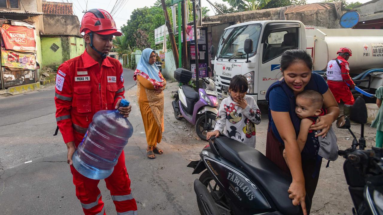 PMI Distribusikan Air Bersih bagi Korban Kekeringan di Depok