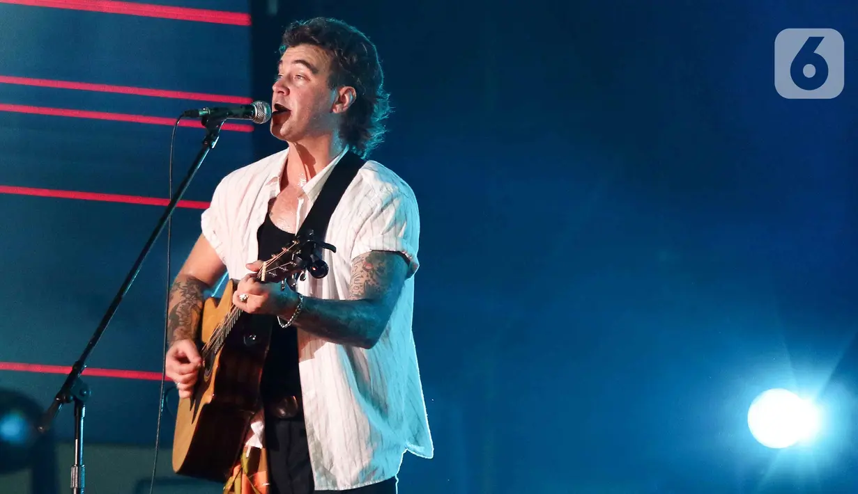 Vokalis grup band American Authors Zac Barnett tampil pada  festival musik Soundrenaline di Allianz Ecopark, Ancol, Jakarta, Minggu (27/11/2022). Dalam hari terakhir Soundrenaline 2022 itu, band beraliran rock asal New York Amerika Serikat tersebut menampilkan lagu-lagu andalan mereka, seperti Best Day of My Life, I'm Born To Run, dan Hit It. (Liputan6.com/Herman Zakharia)