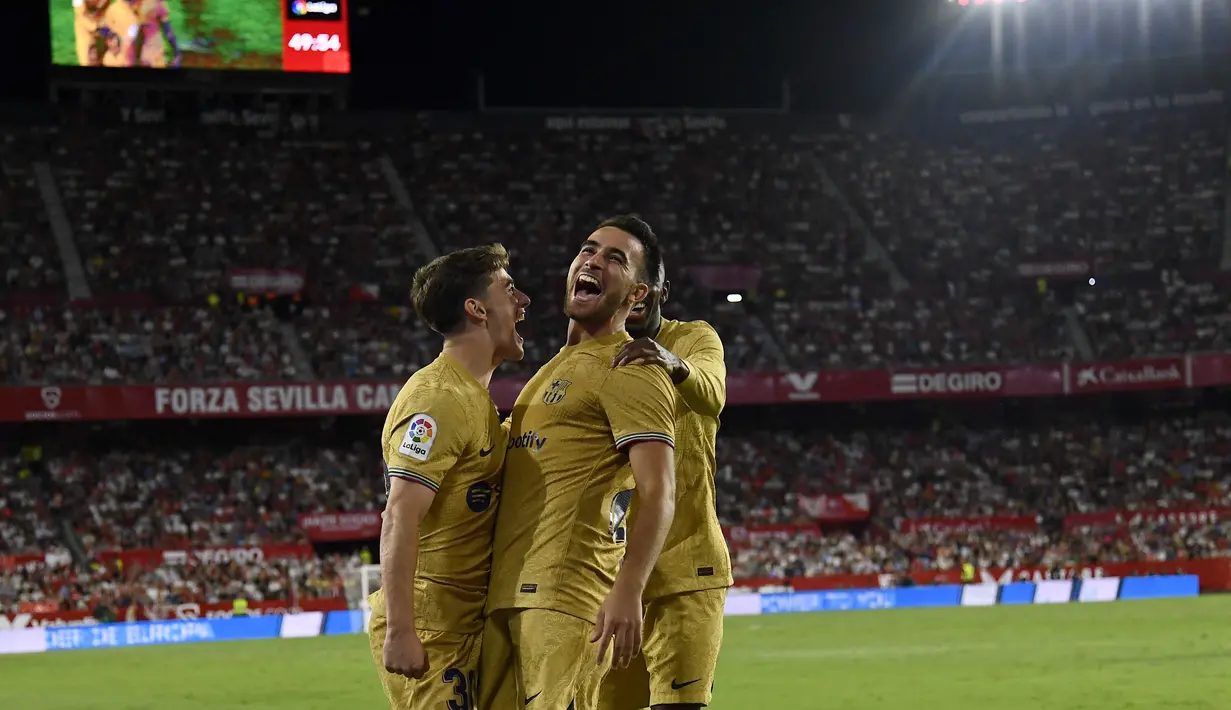 Bek Barcelona, Eric Garcia (tengah) berselebrasi dengan rekan satu timnya setelah mencetak gol ke gawang Sevilla pada pertandingan lanjutan La Liga Spanyol di Seville, Spanyol, Sabtu (3/9/2022). Barcelona menang telak atas Sevilla 3-0. (AP Photo/Jose Breton)