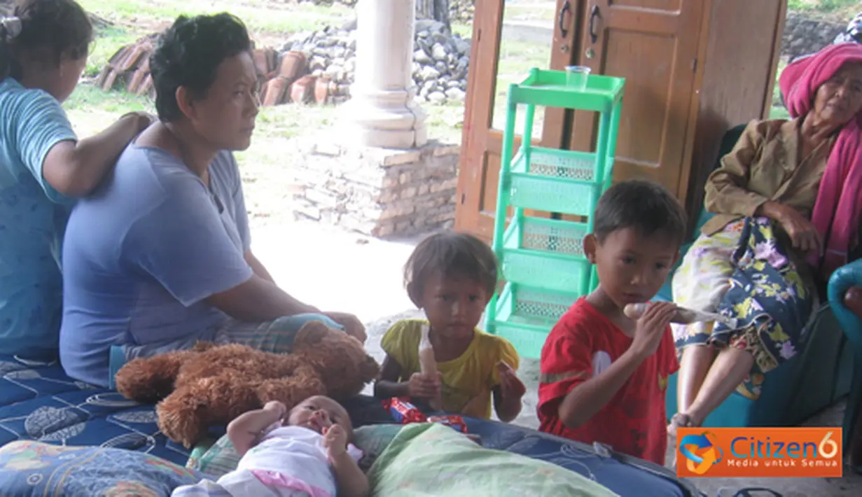 Citizen6, Jembrana: Mereka memilih mengungsi ke lapangan desa, pasar, balai banjar maupun balai desa serta mes sekolah yang lokasinya agak jauh dengan pantai. Dari 109 jumlah pengungsi 40 persen diantaranya anak-anak dan balita. (Pengirim: Dewa Darmada)