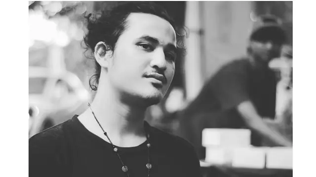 Pria yang identik dengan rambut keriting ini terlihat semakin tampan dan gagah.