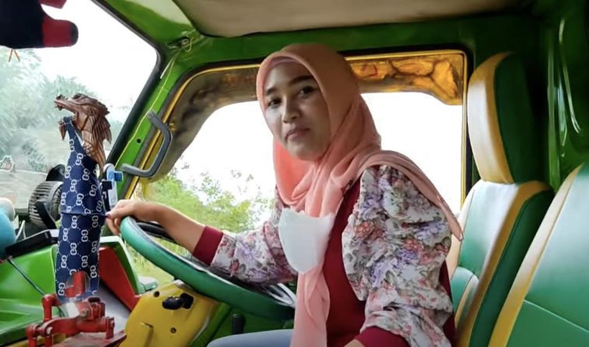 Seorang sopir truk wanita lagi-lagi menarik perhatian masyarakat. <br>