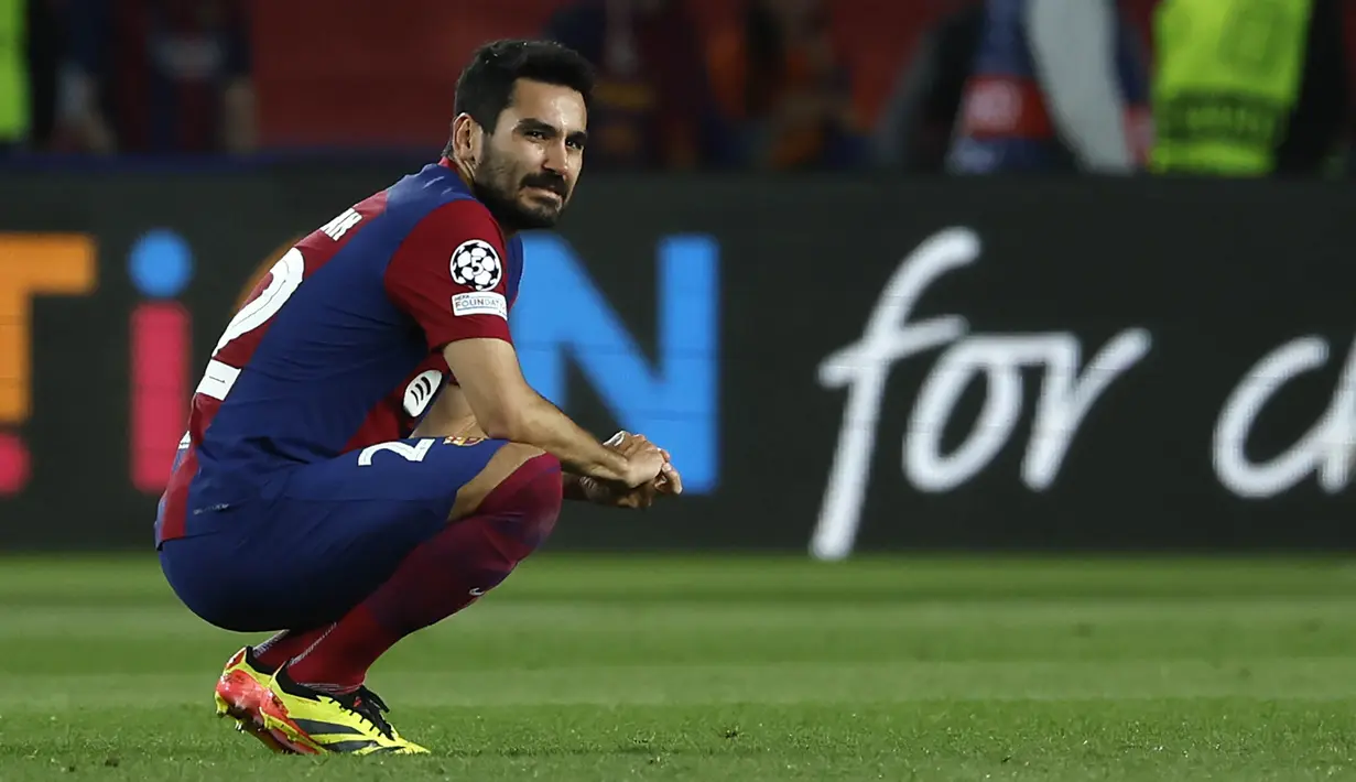 Pemain Barcelona, Ilkay Gundogan, bersedih setelah ditaklukkan Paris Saint-Germain pada duel leg kedua perempat final Liga Champions 2023/2024 Stadion Olimpic Lluis Companys, Rabu (17/4/2024). (AP Photo/Joan Monfort)