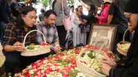 Bolehkah Tabur Bunga di Kuburan, Apa Hukumnya? Simak Penjelasan UAS