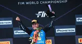 Aldi Satya Mahendra merayakan keberhasilan dirinya merengkuh titel juara dunia WorldSSP300 2024 di podium Sirkuit Jerez, Minggu (20/10/2024) sore WIB. (Instagram Aldi Satya Mahendra)