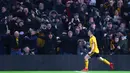 Gelandang Wolverhampton, Diogo Jota, merayakan gol yang dicetaknya ke gawang Chelsea pada laga Premier League di Stadion Molineux Wolves, Kamis (5/12). Wolves menang 2-1 atas Chelsea. (AFP/Geoff Caddick)