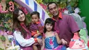 Meski menikah dalam usia muda, Nia Ramadhani mampu membuktikan bahwa ia dapat menjadi istri dan ibu yang baik bagi keluarga kecilnya. Nia Ramadhani sering terlihat dalam satu momen bersama dengan suami dan anak.  (kapanlagi/Agus Apriyanto)