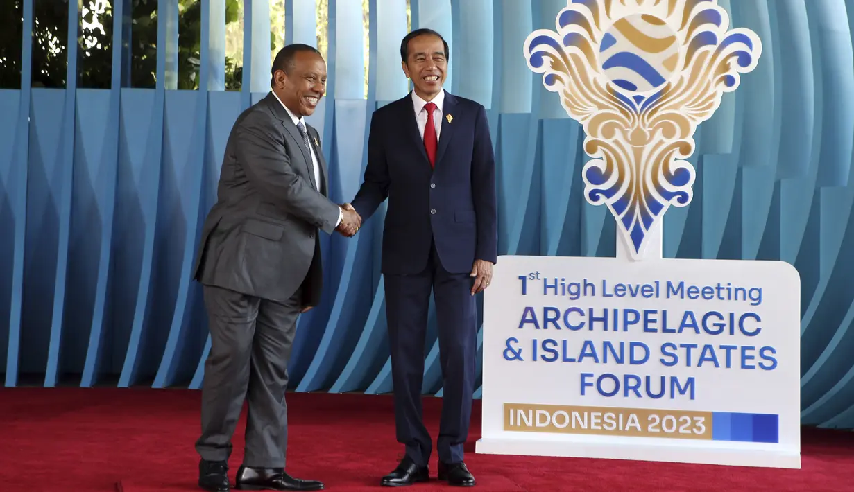 Presiden Joko Widodo atau Jokowi (kanan) menyapa Perdana Menteri Sao Tome dan Principe Patrice Trovoada setibanya di lokasi KTT AIS Forum 2023 di Nusa Dua, Badung, Bali, Rabu (11/10/2023). (AP Photo/Firdia Lisnawati)