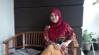 Megaraini Puspasari dan komunitasnya mengembangkan beasiswa sistem kakak asuh (Liputan6.com /  Fathi Mahmud)