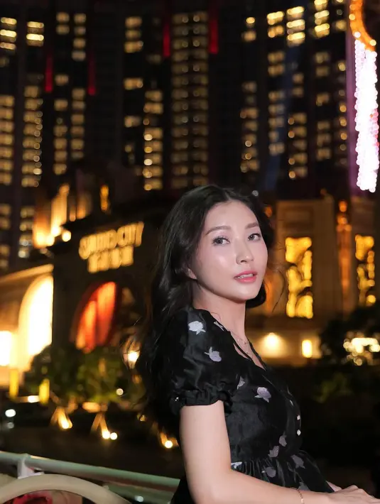 Melalui akun Instagram pribadinya, Sarwendah mengunggah momen seru dan bahagia menyambut lembaran yang baru dengan liburan di Macau. [@sarwendah29].
