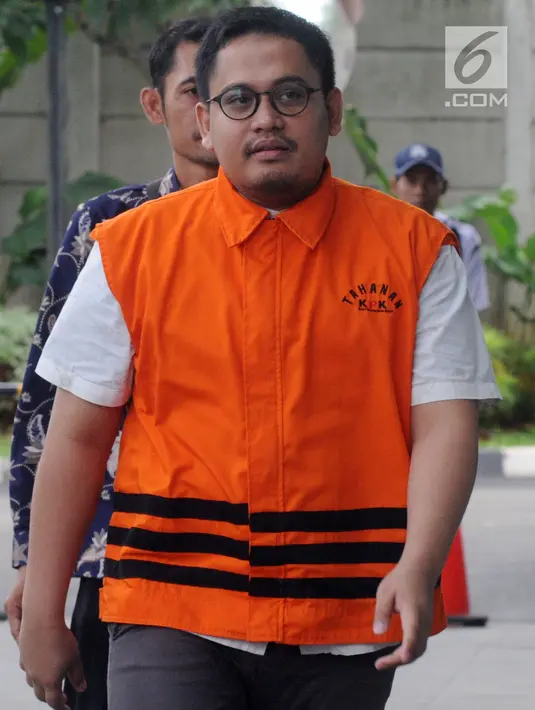 Pengacara Arif Fitrawan tiba untuk menjalani pemeriksaan di gedung KPK, Jakarta, Rabu (12/12). Arif Fitrawan menjalani pemeriksaan sebagai tersangka dugaan suap penanganan perkara di Pengadilan Negeri Jakarta Selatan. (Merdeka.com/Dwi Narwoko)
