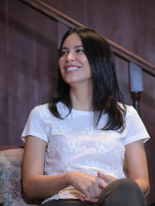 "Mana ada lebaran orang yang kerja. Kerja sendirian dong gua. Paling ngepel rumah aja kerjanya," ujar kekasih Ariel Noah di Khasanti Resto, Kota Depok, Jawa Barat, Selasa (21/6). (Andy Masela/Bintang.com)