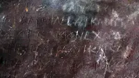 Ditulis dalam Bahasa Yunani, mantera kutulan dalam tablet ini ditujukan pada pasangan Demetrios and Phanagora yang hidup di Athena sekitar 2.400 tahun lalu (Credit:  Jessica Lamont)