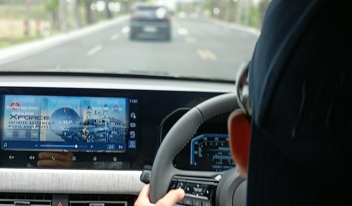 “Jadi di mobil ini ada delapan drive mode termasuk D Sport. Bahkan kalau turunan ada satu lagi: Low. Jadi fitur drive sport (DS) memungkinkan laju mobil lebih cepat --bekerja dengan&nbsp; memanipulasi transmisi untuk bereaksi lebih cepat."&nbsp;<br>