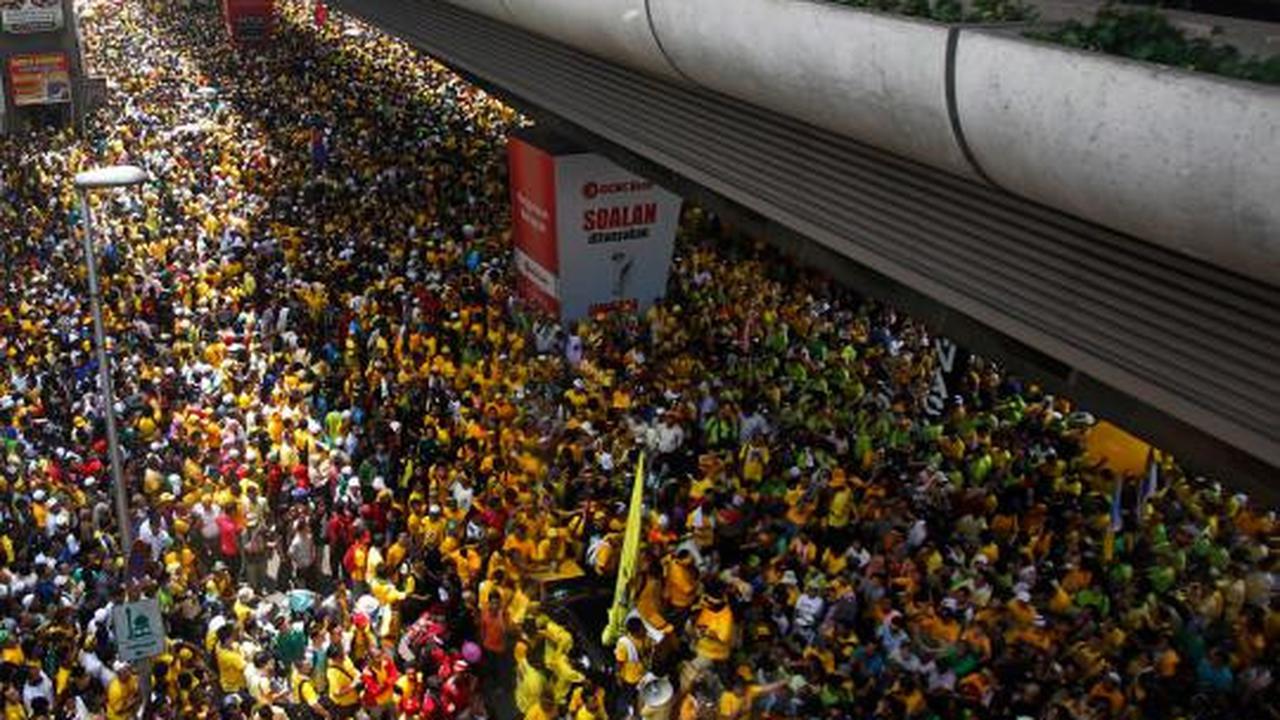 Warga Malaysia turun ke jalan menggelar demo besar besaran menuntut re 
