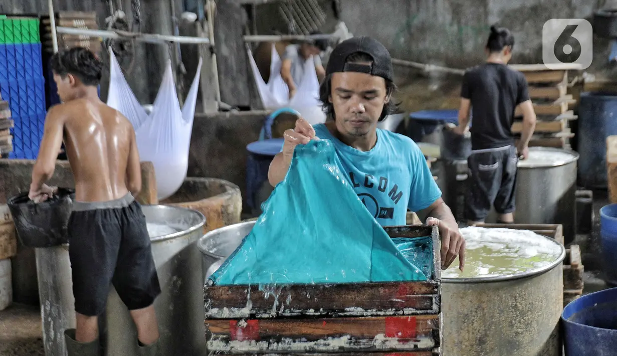 Pekerja tengah membuat tahu di industri rumahan di Jakarta, Minggu (6/11/2022).  Zulhas sapaan akrabnya mengatakan, menanggapi kenaikan harga tersebut presiden Joko Widodo (Jokowi) telah memerintahkan Bulog untuk mengimpor kedelai. (Liputan6.com/Angga Yuniar)