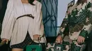 Sama-sama aktif di dunia modelling, Luna Maya dan Maxime Bouttier kerap photoshoot bersama. Di potret ini, keduanya hadirkan chemistry yang kuat dengan busana dari Louis Vuitton. [@lunamaya]