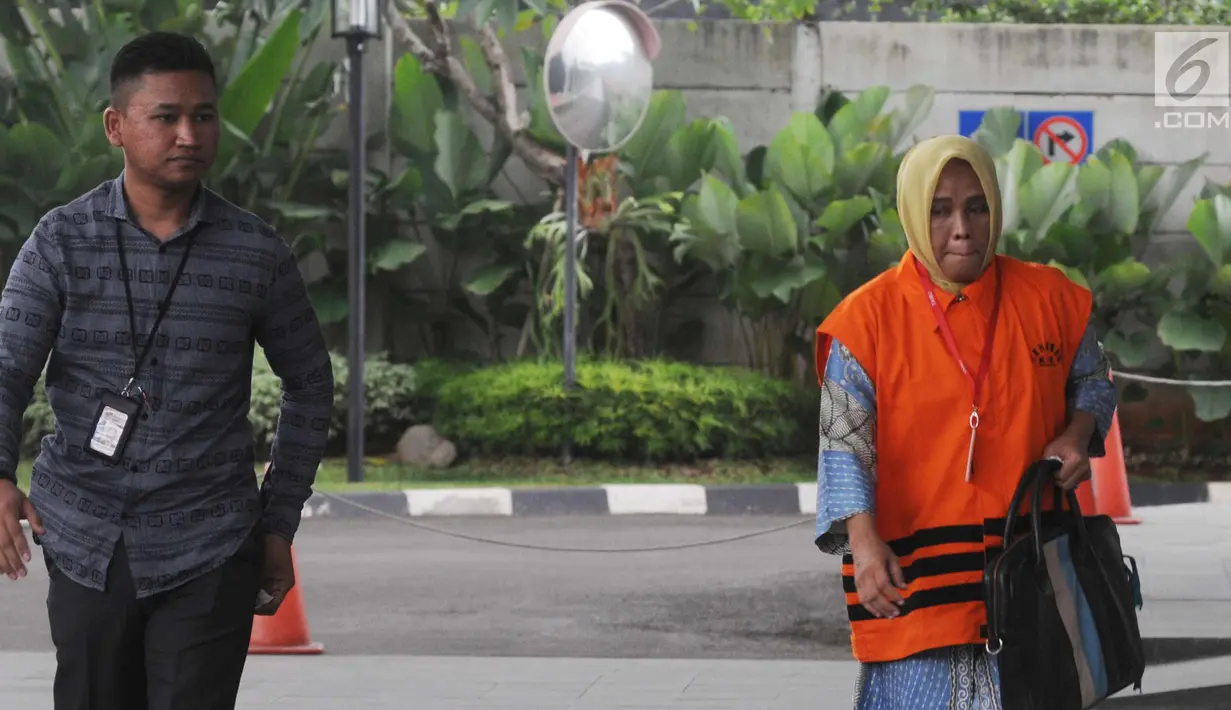 Anggota DPRD Kota Malang Wiwik Hendri Astuti dikawal petugas berjalan menuju gedung KPK, Jakarta, Selasa (17/4).  Wiwik diperiksa perdana pasca penahanan untuk tersangka Wali Kota Malang nonaktif Mochamad Anton. (Merdeka.com/Dwi Narwoko)