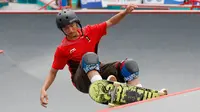 Skateboarder Indonesia, Jason Dennis Lijnzaat melakukan gerakan trik pada final taman putra Asian Games 2018 di arena roller sport Jakabaring, Palembang, Rabu (29/8). Jason meraih medali perak dengan mengumpulkan 68,33 poin. (AP/Vincent Thian)