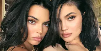 Seperti yang sudah kamu ketahui, alasan Kylie Jenner menghilang dari sosial media dan paparazzi tahun lalu adalah karena ia tengah hamil Stormi. (instagram/kyliejenner)