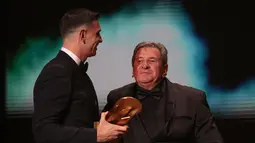 Trofi penghargaan Yachine Trophy 2023 diberikan kepada Emiliano Martinez oleh sang ayahnya sendiri, Alberto Martinez. (FRANCK FIFE / AFP)