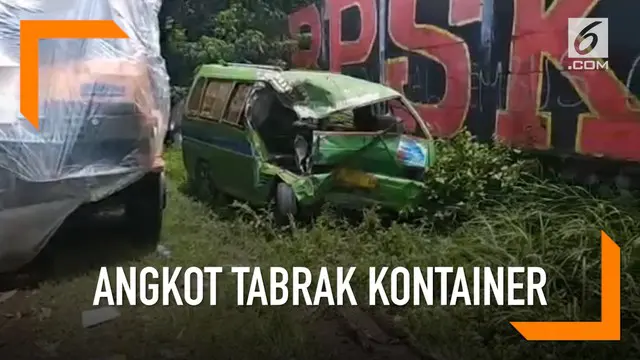 Sebuah angkot menabrak truk kontainer di Cileungsi, Bogor. Dua orang tewas dan sembilan lainnya luka-luka.