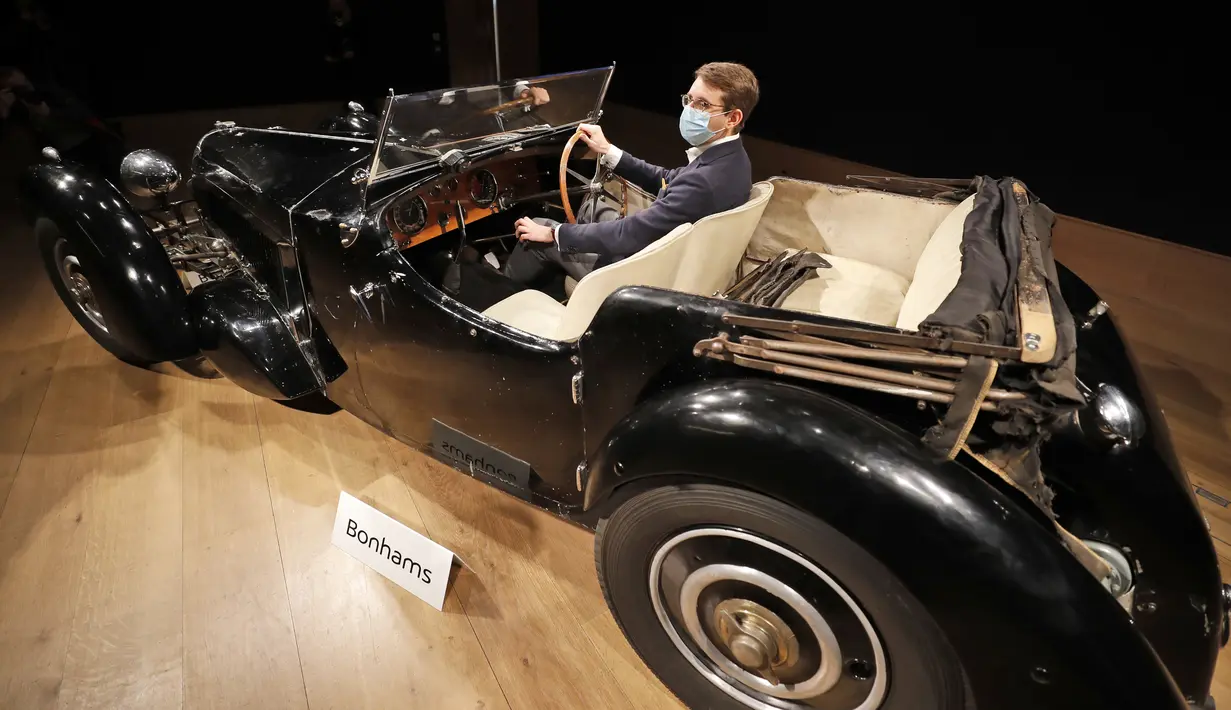 Sebuah Bugatti Type 57S 1937, salah satu mobil pra-perang paling berharga dan diminati di dunia, di rumah lelang Bonhams di London, Selasa (16/2/2021). Seri yang termasuk diburu kolektor mobil langka ini diperkirakan akan terjual 6,95 juta sampai 9,73 juta dollar AS. (AP Photo/Frank Augstein)