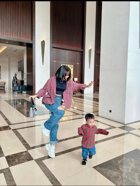 <p>Kemeja flanel adalah kemeja yang wajib kamu miliki, lho.&nbsp;(instagram/fuji_an). Ditulis oleh : Pinastika Fatimah</p>