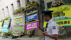 Karangan bunga dari berbagai tokoh dan organisasi di Indonesia berdatangan ke Kedubes Singapura, Jakarta, Rabu (25/3/2015). Karangan bunga tersebut sebagai ungkapan belasungkawa atas meninggalnya Lee Kuan Yew. (Liputan6.com/Helmi Afandi)