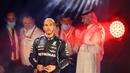 Kemenangan Hamilton di GP Jeddah 2021 membuat poinnya menyamai Verstappen, yaitu 369,5 poin. Hal terebut menambah catatanya memenagi 31 balapan di sirkuit yang berbeda. Selain itu, pencapaian Hamilton merupakan kemenangan ketiga beruntun di F1 2021. (AFP/Giuseppe Cacace)
