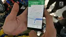 Pemudik bersepeda membuka GPS untuk melanjutkan perjalanan menuju Jalan Raya Pantura, Cirebon, Jawa Barat, Sabtu (1/6/2019). Anggota komunitas GWCC asal Tangerang ini melakukan mudik tujuan Yogyakarta dan Pacitan dengan menempuh jarak sekitar 800 Km. (Liputan6.com/Herman Zakharia)