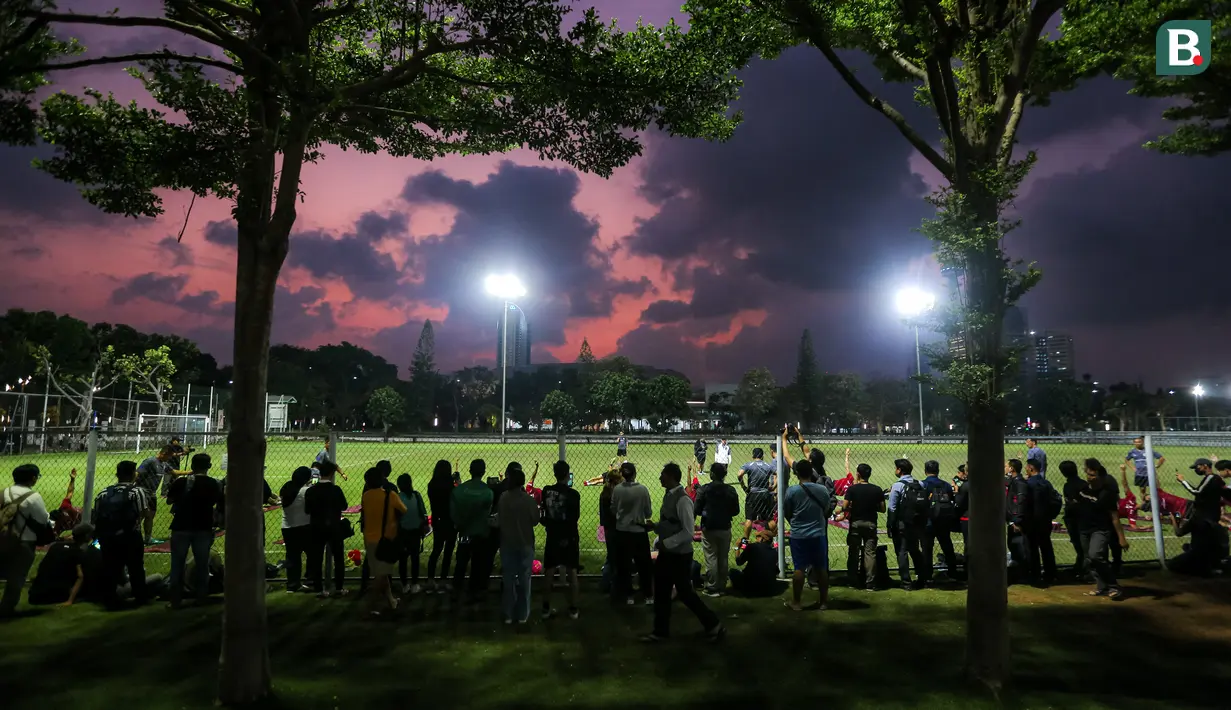 Sejumlah warga melihat latihan Timnas Indonesia untuk laga leg pertama Kualifikasi Piala Dunia 2026 zona Asia melawan Brunei Darussalam di Lapangan A Kompleks Stadion Utama Gelora Bung Karno (SUGBK), Senayan, Jakarta, Senin (09/10/2023). (Bola.com/Bagaskara Lazuardi)