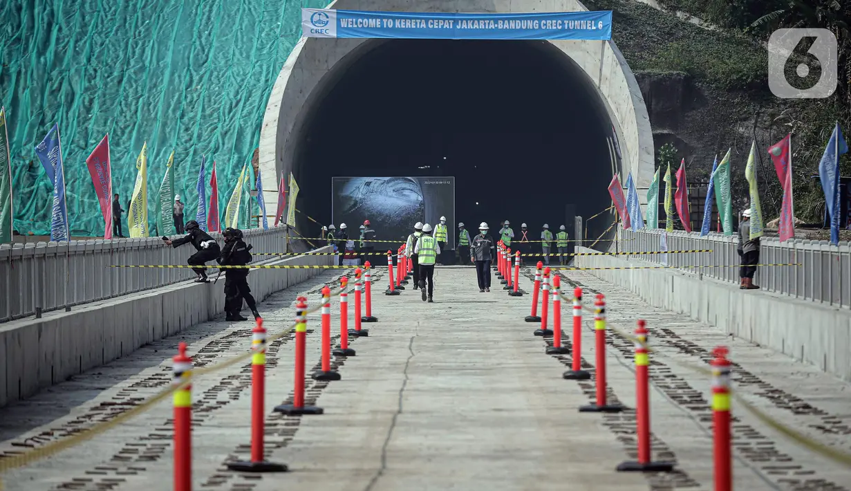 Pekerja menyelesaikan proyek Tunnel 6 kereta cepat Jakarta-Bandung di kawasan Cikalong Wetan, Depok, Purwakarta, Jawa Barat, Rabu (30/3/2022). Kereta cepat Jakarta-Bandung ditargetkan bisa uji operasi pada November 2022. (Liputan6.com/Faizal Fanani)