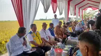 Menteri PU Dody Anggodo saat berdialog dengan petani Desa Cikedung Lor Indramayu soal metode Irigasi Pertanian Hemat Air (IPHA). Foto (Liputan6.com / Panji Prayitno)
