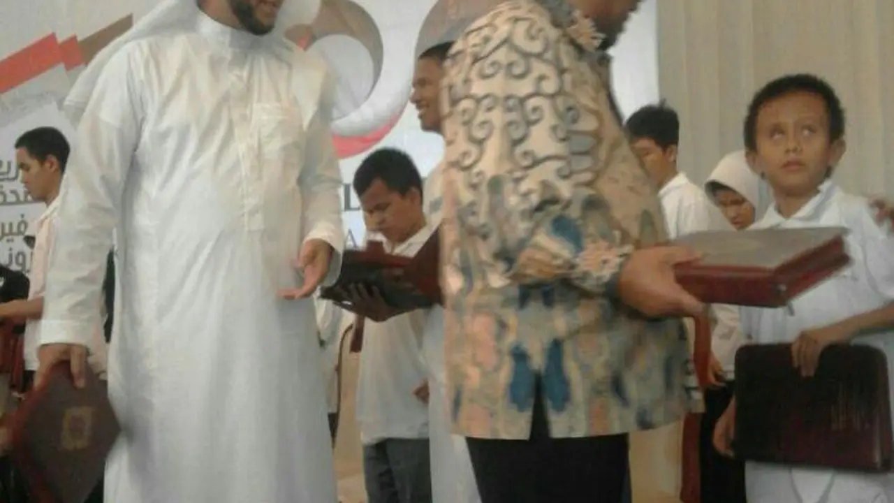 Syekh Ali Jaber Bagikan Al-Quran Braille Digital