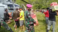 2 helikopter TNI AL dikerahkan untuk mengirimkan bantuan ke wilayah terisolasi akibat gempa di Sulbar. (Foto: Liputan6.com/Abdul Rajab Umar)