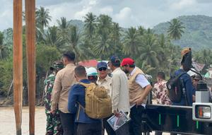 Presiden Prabowo Subianto mengecek pembangunan Jembatan Bailey di atas Sungai Teupin, Kabupaten Bireuen, Provinsi Aceh yang rusak akibat bencana banjir dan longsor. Jembatan tersebut sangat penting untuk menyambungkan kembali beberapa wilayah di Aceh dan Sumatra Utara. (Liputan6.com/Lizsa Egeham)