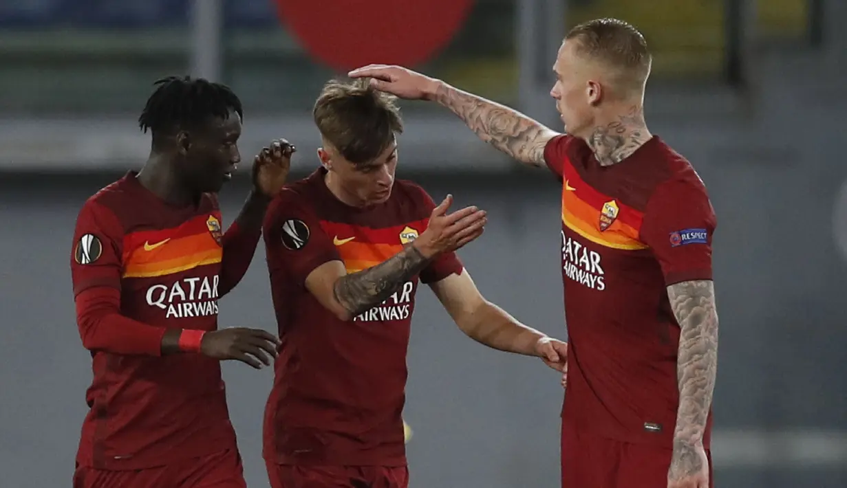 Striker AS Roma, Nicola Zalewski (tengah) melakukan selebrasi usai mencetak gol ketiga timnya ke gawang Manchester United dalam laga leg kedua semifinal Liga Europa 2020/2021 di Olimpico Stadium, Roma, Kamis (6/5/2021). AS Roma menang 3-2 atas Manchester United. (AP/Alessandra Tarantino)